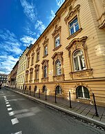 AMEN Aparthotel Curie 8