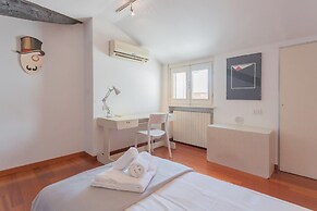 La Mansarda in Como With 3 Bedrooms and 2 Bathrooms