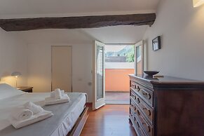 La Mansarda in Como With 3 Bedrooms and 2 Bathrooms
