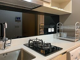 Minimalist Studio Room At Gold Coast Apartment