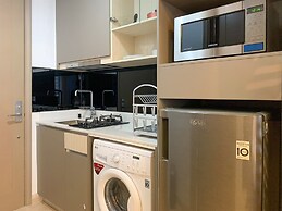 Minimalist Studio Room At Gold Coast Apartment