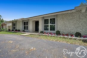 Family vacation 6 Br with Heated Pool