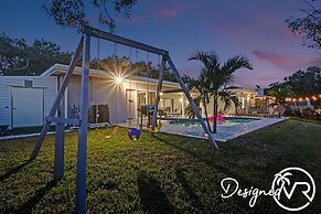 Family vacation 6 Br with Heated Pool