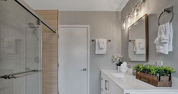 Family vacation 6 Br with Heated Pool