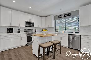 Family vacation 6 Br with Heated Pool