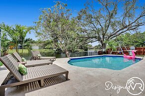 Family vacation 6 Br with Heated Pool