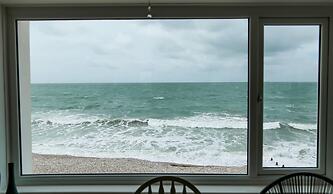 Tides - Beach Front Apartment in Bracklesham Bay