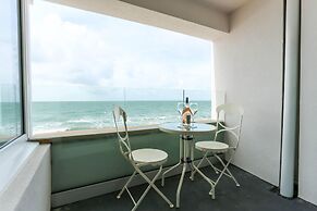 Tides - Beach Front Apartment in Bracklesham Bay
