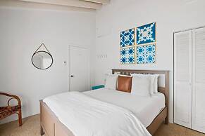 Beachfront White Palm Villa - Tar Bay