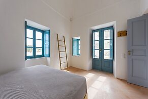 Santorinio Yellow House