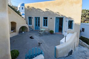 Santorinio Yellow House