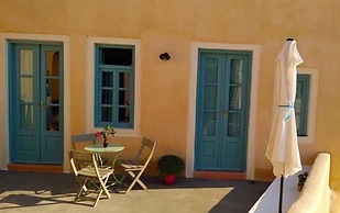 Santorinio Yellow House