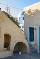 Santorinio Yellow House