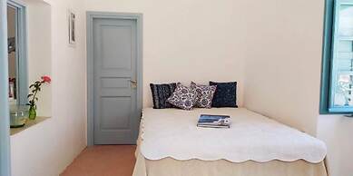 Santorinio Yellow House