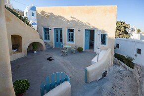 Santorinio Yellow House