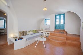 Santorinio Yellow House