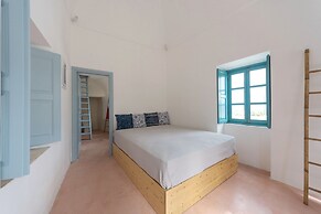 Santorinio Yellow House