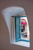 Santorinio Yellow House