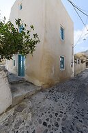 Santorinio Yellow House