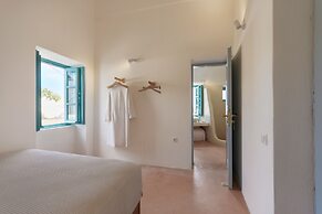 Santorinio Yellow House