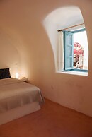 Santorinio Yellow House