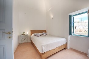 Santorinio Yellow House