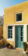 Santorinio Yellow House