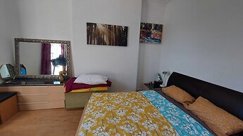 Extra Large One Bedroom Flat With Parking