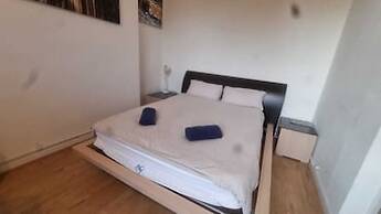 Extra Large One Bedroom Flat With Parking