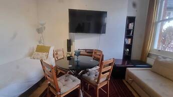 Extra Large One Bedroom Flat With Parking