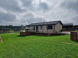 Remarkable 2-bed Luxury Lodge in Routh With Hottub