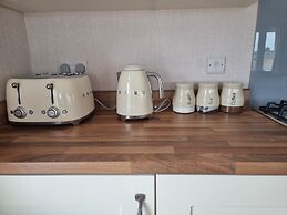 Remarkable 2-bed Luxury Lodge in Routh With Hottub