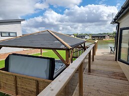 Remarkable 2-bed Luxury Lodge in Routh With Hottub