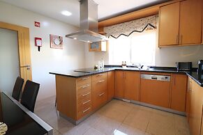 3-bed Townhouse With Pool in Albufeira Balaia