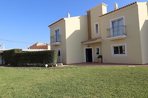 3-bed Townhouse With Pool in Albufeira Balaia