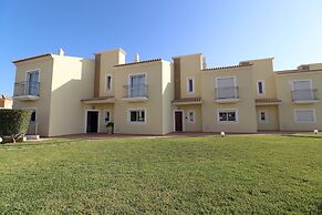 3-bed Townhouse With Pool in Albufeira Balaia
