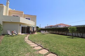 3-bed Townhouse With Pool in Albufeira Balaia