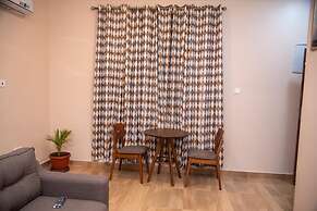 Captivating 1-bed Apartment in Tema, com 25