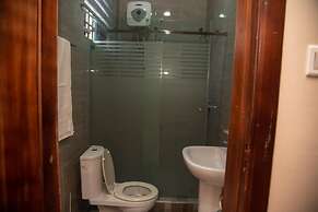 Captivating 1-bed Apartment in Tema, com 25