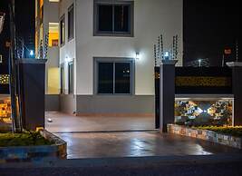 Captivating 1-bed Apartment in Tema, com 25