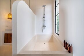 NEW ! Stunning 4BR Jungle View Villa in Lovina