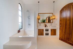 NEW ! Stunning 4BR Jungle View Villa in Lovina