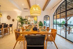 NEW ! Stunning 4BR Jungle View Villa in Lovina