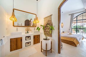 NEW ! Stunning 4BR Jungle View Villa in Lovina