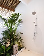 NEW ! Stunning 4BR Jungle View Villa in Lovina