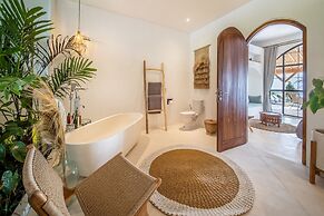 NEW ! Stunning 4BR Jungle View Villa in Lovina