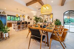 NEW ! Stunning 4BR Jungle View Villa in Lovina