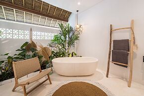 NEW ! Stunning 4BR Jungle View Villa in Lovina