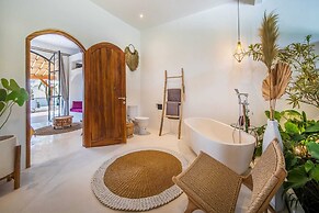 NEW ! Stunning 4BR Jungle View Villa in Lovina