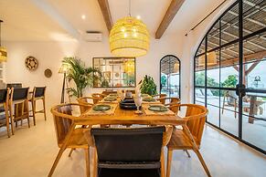 NEW ! Stunning 4BR Jungle View Villa in Lovina